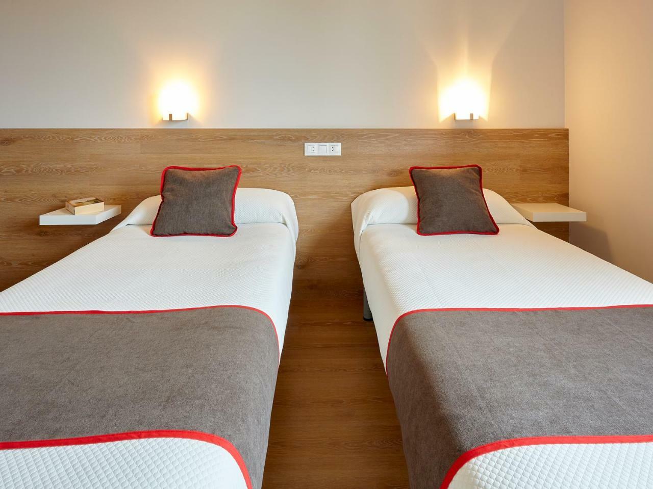 Hostal Nobadis Cervera  Exterior photo